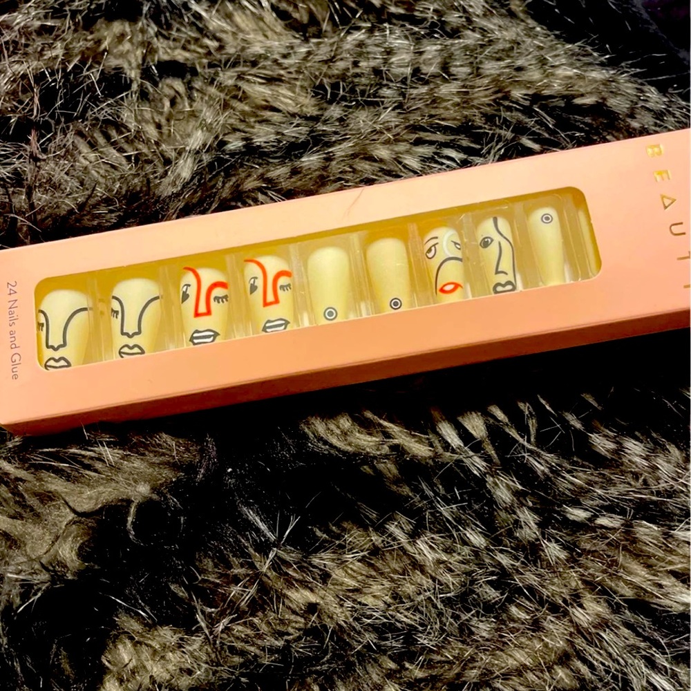 Set of 24 trendy design press on nails with glue*NWT